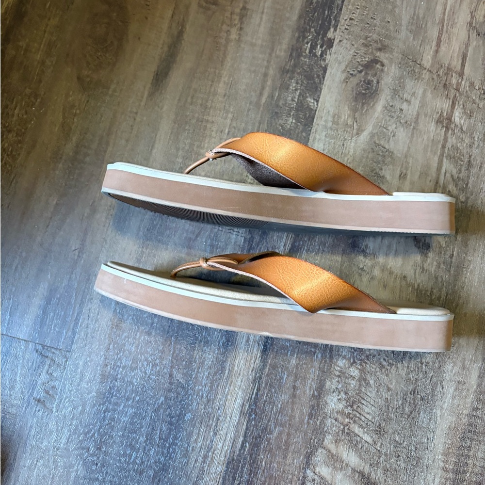 Old Navy Tan Sandals Classic Minimalist Design - Picture 2 of 2